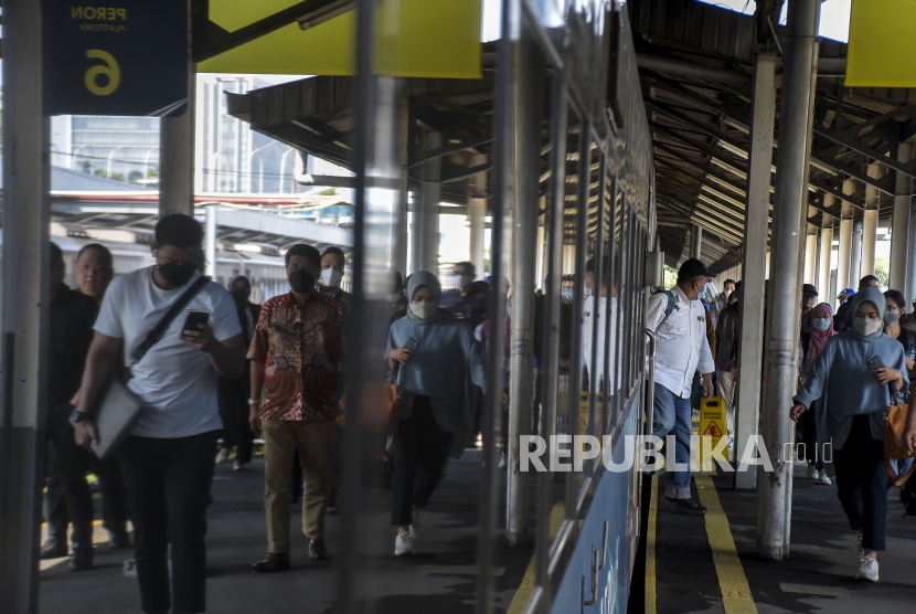 Penumpang turun dari kereta api setibanya di Stasiun Bandung, Kota Bandung, Jawa Barat, (ilustrasi). KAI mencatat peningkatan jumlah pengguna.