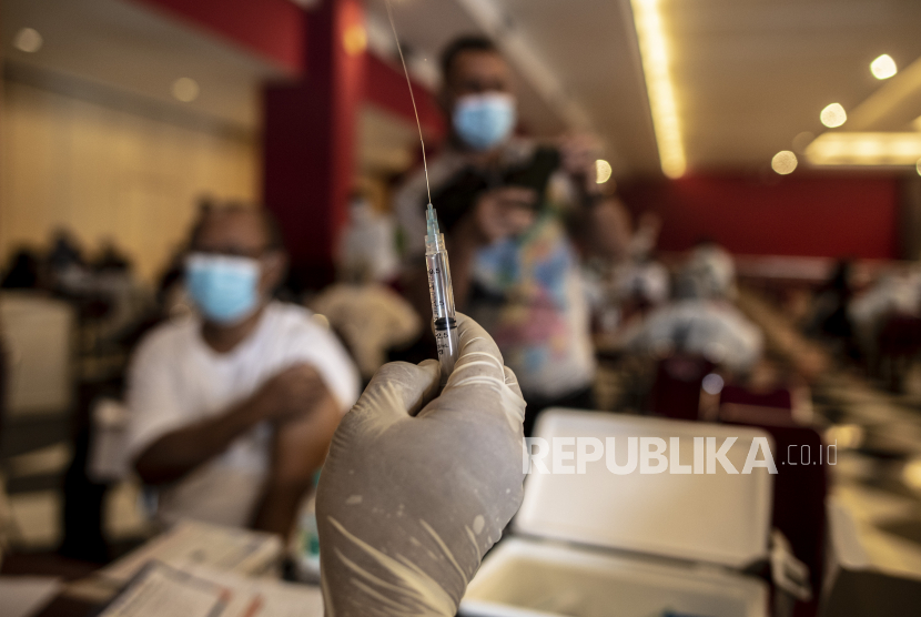 Petugas kesehatan menyiampak vaksin dosis ketiga atau booster COVID-19 sebelum disuntikkan kepada warga di Jiexpo Kemayoran, Jakarta, Jumat (21/1/2022). Presiden Joko Widodo mendorong masyarakat untuk segera melakukan vaksinasi booster, dikarenakan situasi pandemi COVID-19 di Indonesia tengah mengalami kenaikan akibat penyebaran varian Omicron. 