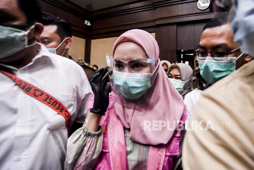 Terdakwa kasus suap pengurusan pengajuan fatwa Mahkamah Agung (MA) untuk membebaskan Djoko Tjandra, Pinangki Sirna Malasari (tengah)