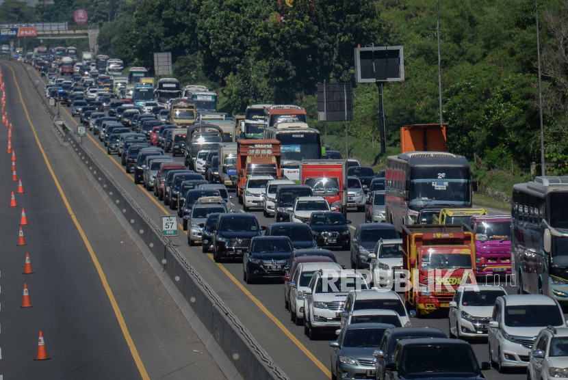 Kendaraan memadati tol Jakarta-Cikampek di kawasan Karawang, Jawa Barat, Kamis (24/12). Mabuk perjalanan bisa terasa menyiksa.