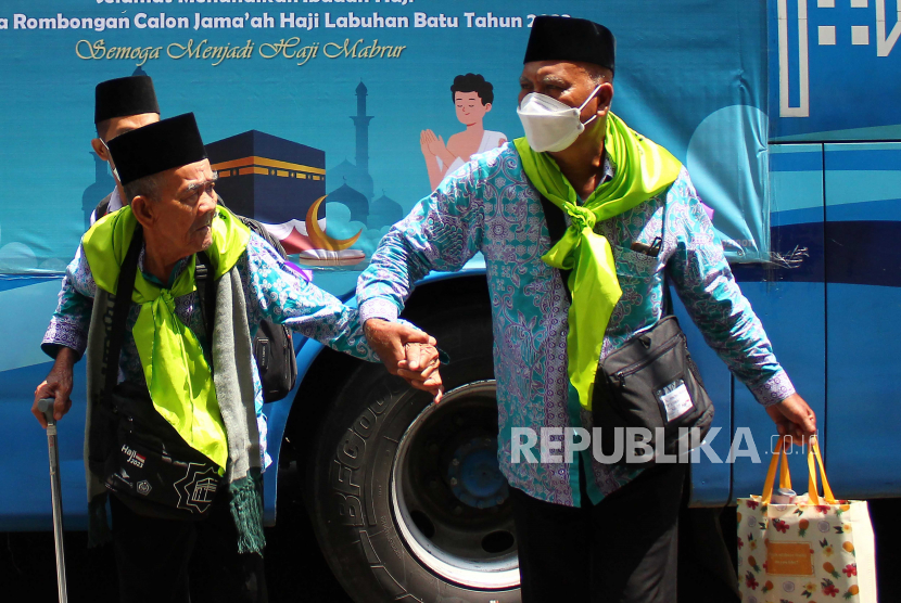 Sejumlah jamaah calon haji kelompok terbang (kloter) sembilan embarkasi Medan tiba di Stasiun Medan, Sumatera Utara, Rabu (31/5/2023). 