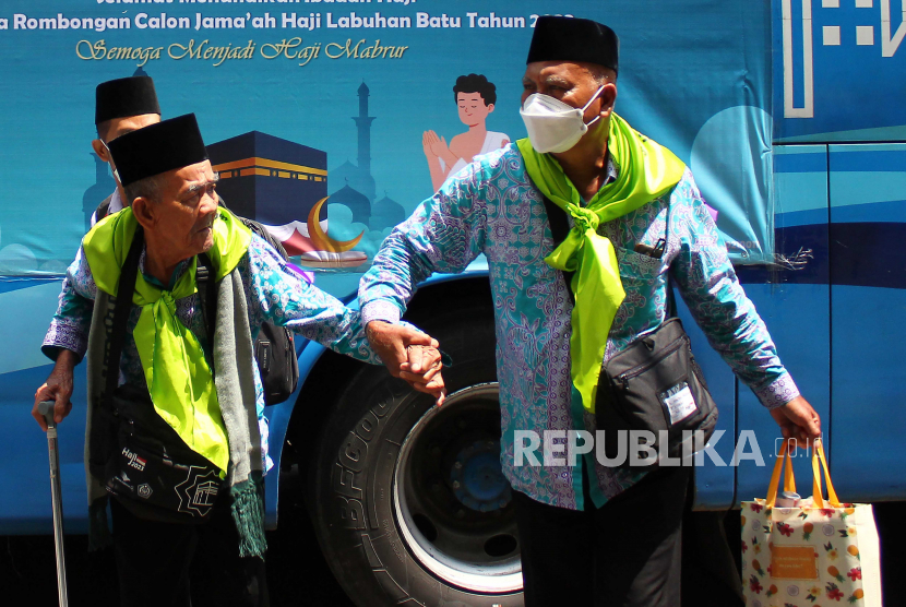 Sejumlah jamaah calon haji kelompok terbang (kloter) sembilan embarkasi Medan tiba di Stasiun Medan, Sumatera Utara, Rabu (31/5/2023). Sebanyak 332 jamaah calon haji dari Kabupaten Labuhanbatu tiba di Asrama Medan dengan menaiki kereta api. 