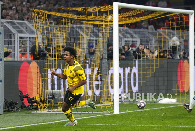 Pemain Borussia Dortmund Karim Adeyemi mencetak gol ke gawang Chelsea.