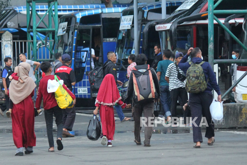 Penumpang bus trayek arah barat seperti Cianjur, Sukabumi, Jabodetabek dan Merak mulai memadati Terminal Leuwipanjang, Kota Bandung.