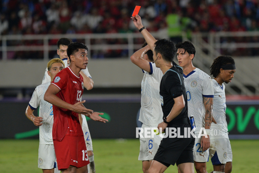 Pemain Timnas Indonesia Muhammad Ferrari mendapat kartu merah saat melawan Filipina pada pertandingan Grup B Piala AFF di Stadion Manahan, Solo, Sabtu (21/12/2024). Indonesia kalah dengan skor 0-1 dari Filipina. Dengan kekalahan ini, Timnas Indonesia tersingkir dari kejuaraan Piala AFF 2024.