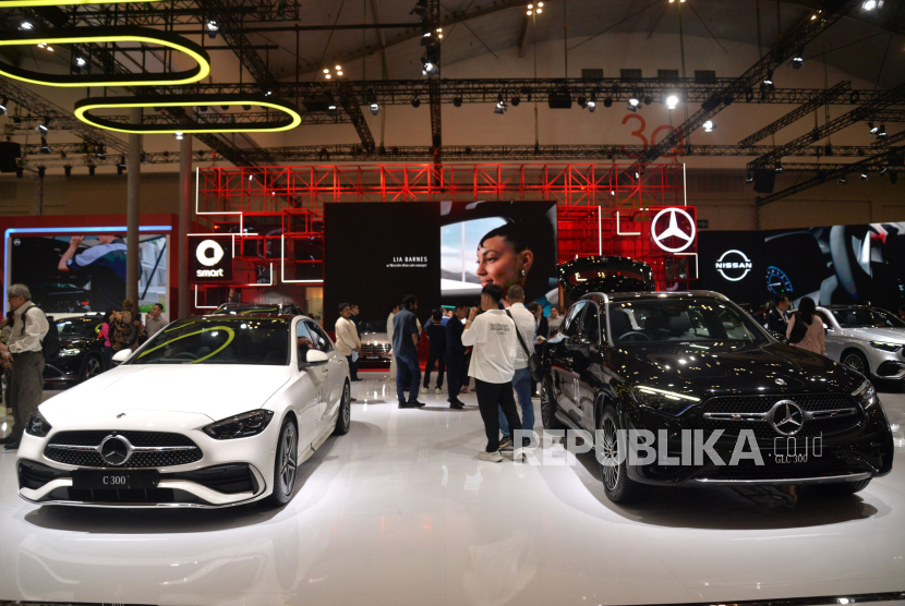 Sejumlah Mobil Mercedes Benz dipamerkan saat Ajang Gaikindo Indonesia International Auto Show (GIIAS) 2024 di ICE BSD, Tangerang,Banten (18/7/2024).