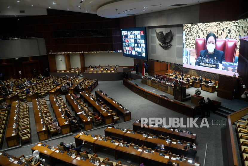 Sejumlah anggota DPR mengikuti Rapat Paripurna DPR di Kompleks Parlemen, Senayan, Jakarta, Selasa (18/1/2022). DPR RI resmi mengesahkan Rancangan Undang-Undang Tindak Pidana Kekerasan Seksual (RUU TPKS) menjadi RUU usulan inisiatif DPR RI. Prayogi/Republika.