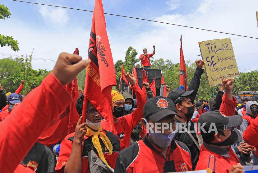 Buruh yang tergabung dalam Aliansi Buruh Indramayu (ABI) berunjuk rasa di depan kantor Disnaker Indramayu, Jawa Barat, Senin (22/11/2021). Aksi buruh tersebut menuntut kenaikan Upah Minimum Kabupaten (UMK) 2022 sebesar 15 persen. 