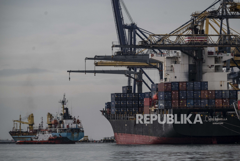 Suasana bongkar muat peti kemas di Pelabuhan Tanjung Priok, Jakarta, Rabu (28/12/2022). Kementerian Perdagangan (Kemendag) menargetkan kinerja ekspor ke Korea Selatan mengalami peningkatan 5-7 persen setelah perjanjian dagang komprehensif Indonesia-Korea CEPA (IK-CEPA) resmi diimplemetasikan pada 1 Januari 2023. 