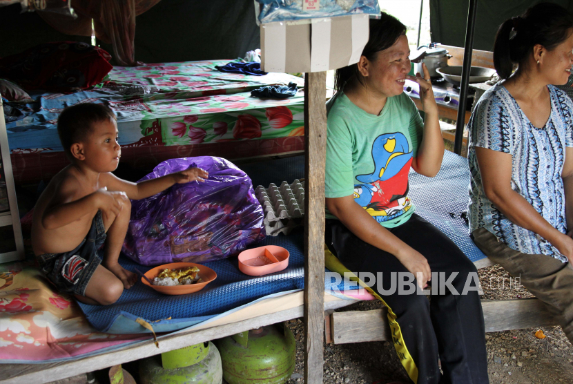 Warga berada di tenda pengungsian milik BNPB, (ilustrasi).