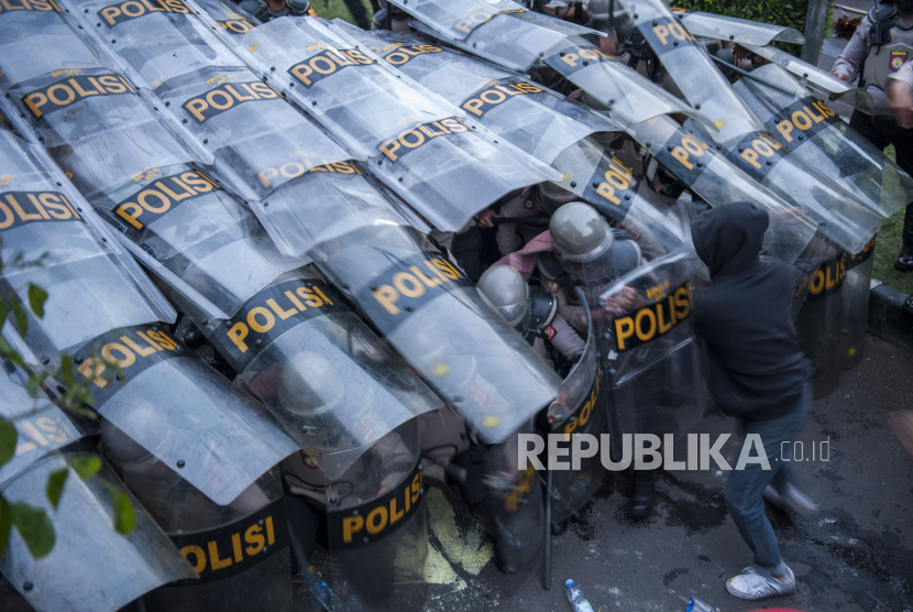 Demonstran menyerang barikade kepolisian saat unjuk rasa tolak Undang-Undang Cipta Kerja,  di Depan Gedung DPRD Jawa Barat, Bandung, Jawa Barat, (6/10/2020). Aksi yang menolak, menuntut pembatalan, serta menuntut pembuatan Perppu untuk Undang-Undang Cipta Kerja tersebut berakhir ricuh. 