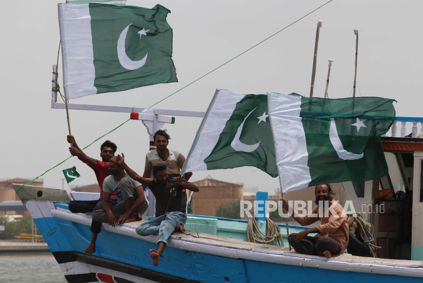 Peran Muslim Bangladesh Dipuji dalam Pembentukan Pakistan. Pendukung nelayan partai berkuasa Pakistan Tehrik-e-Insaf memegang bendera nasional dan Kashmir untuk menunjukkan solidaritas dengan warga Kashmir yang tinggal di India, mengelola Kashmir di depan Yaum-e-Istehsaal (Hari Eksploitasi) di Karachi, Pakistan, 4 Agustus 2020