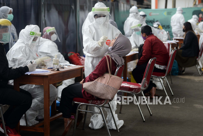 Petugas medis melakukan tes Swab COVID-19 kepada penumpang KRL Commuter Line di Stasiun Bojong Gede, Bogor, Jawa Barat, Senin (11/5). Tes swab tersebut dilakukan kepada 200 calon penumpang KRL secara acak sebagai salah satu langkah untuk mendeteksi dan mencegah penyebaran virus COVID-19 di transportasi umum