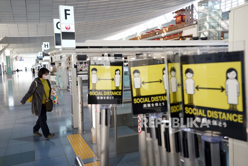 Seorang wanita berjalan melalui area check-in yang kosong di Bandara Internasional Haneda di Tokyo, Jepang,Kamis (14/1). Perdana Menteri Yoshihide Suga mengatakan larangan masuk ke Jepang akan berlaku untuk semua warga negara asing non-residen mulai dari 14 Januari hingga 07 Februari hal itu sebagai tindakan pencegahan dan peningkatan besar kasus Covid-19EPA-EFE / FRANCK ROBICHON