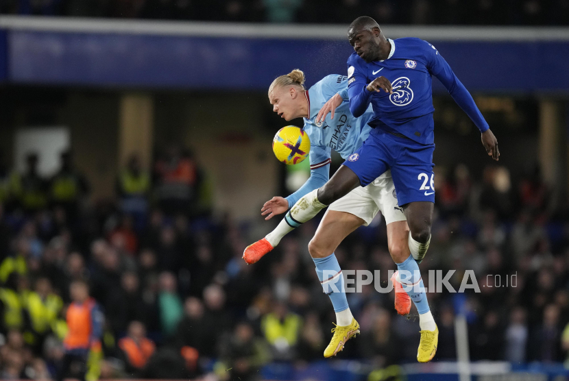 Erling Haaland dan Kalidou Koulibaly berebut bola di udara pada laga Liga Primer Inggris antara Chelsea dan Manchester City di Stamford Bridge, London Jumat, (6/1/2023).