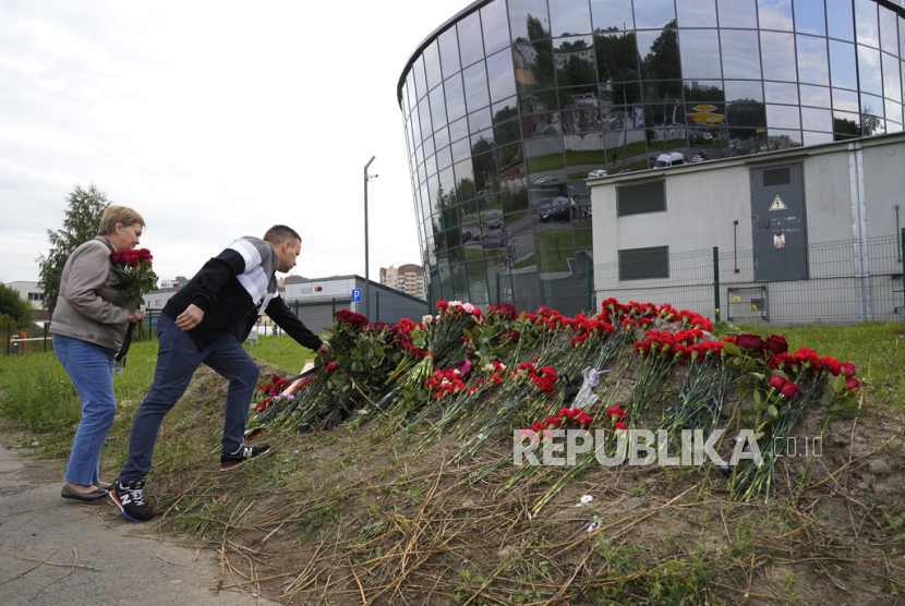 Warga meletakan bunga dekat PMC Wagner Centre, St Petersburg, Rusia, Kamis (24/8/2023). 
