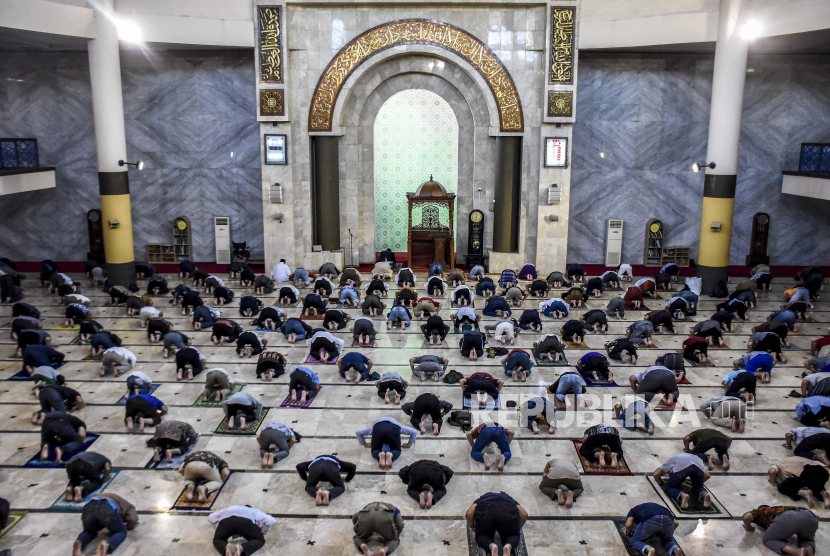 Sejumlah umat muslim melaksanakan ibadah Sholat Jumat di Masjid Raya Bandung