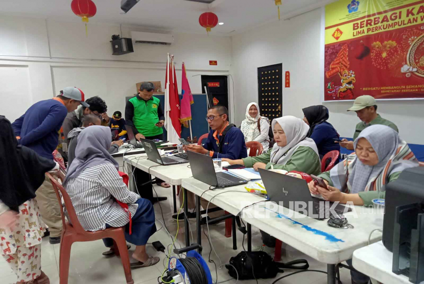 Petugas Dinas Kependudukan dan Pencatatan Sipil (Disdukcapil) Kota Sukabumi memberikan pelayanan untuk aktivasi identitas kependudukan digital (IKD) di Sekretariat INTI, Kelurahan Nyomplong, Kecamatan Warudoyong, Kota Sukabumi, Jawa Barat, Sabtu (21/1/2023).