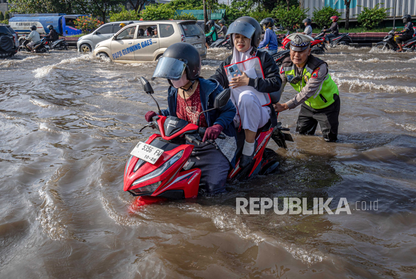 (ILUSTRASI) Banjir di Jalan Kaligawe Raya, Kota Semarang, Jawa Tengah.