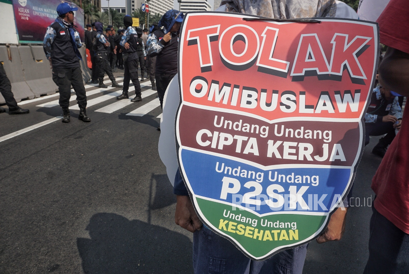 Buruh melakukan long March menuju kawasan Patung Kuda Monas, Jakarta, Kamis (10/8/2023). Demo May Day 2024 juga dipusatkan di area Patung Kuda di Monas.