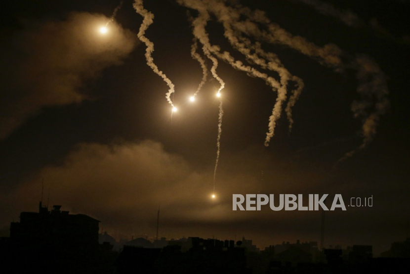   Israeli army flares illuminate the sky over northern Gaza City, 31 October 2023. The IDF struck over 600 militant targets over the past few days as it continued to 