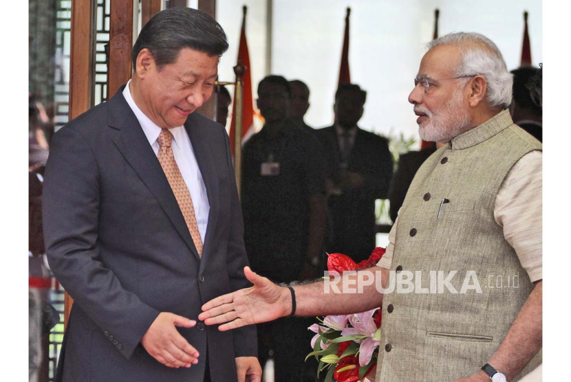 FILE- Indian Prime Minister Narendra Modi welcomes Chinese President Xi Jinping upon the latter
