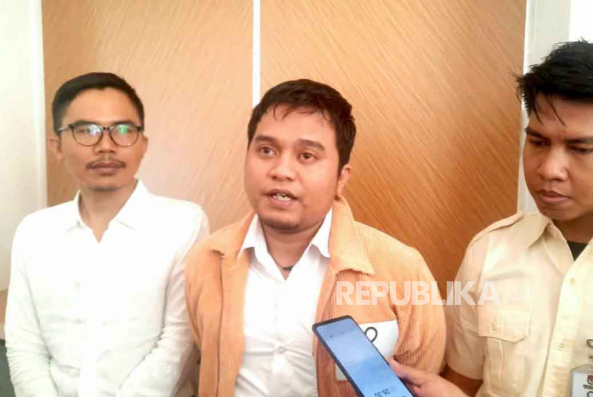 Direktur LBH PB PMII Muhammad Qusyairi (tengah) usai membuat aduan soal tiga bakal caleg DPR RI yang diduga terlibat promosi judi online, di Kantor KPU RI, Jakarta, Senin (25/9/2023). 