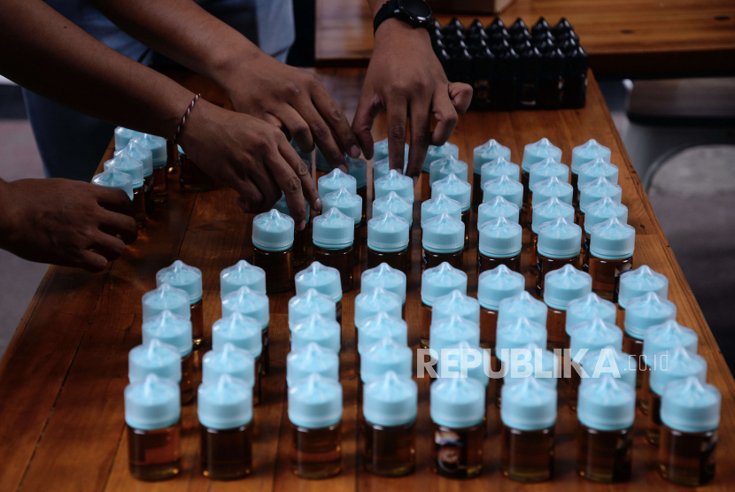 Polisi menata barang bukti liquid vape narkotika saat rilis di Mapolda Metro Jaya, Jakarta, Senin (16/1/2022). ilustrasi