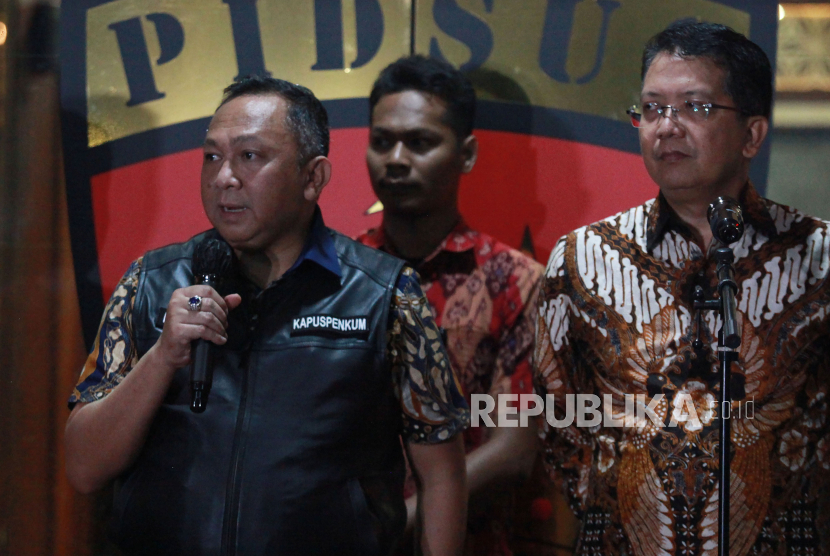 Kapuspenkum Kejagung I Ketut Sumedana (kiri) bersama Direktur Penyidikan (Dirdik) Jampidsus Kejagung Kuntadi (kanan) memberikan keterangan kepada wartawan di Jakarta, Jumat (13/10/2023).