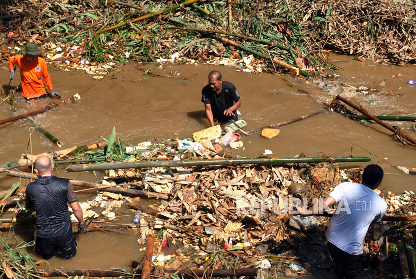 Warga secara bergotong-royong membersihkan sampah di daerah aliran sungai (Jampedas). (Ilustrasi)