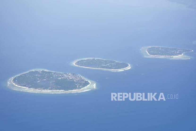 Foto udara kawasan wisata Tiga Gili atau Tiga Pulau (Gili Trawangan, Gili Meno, Gili Air) di Tanjung, Lombok Utara, NTB. Dewa 19 dinobatkan menjadi duta pariwisata kawasan wisata tiga Gili.