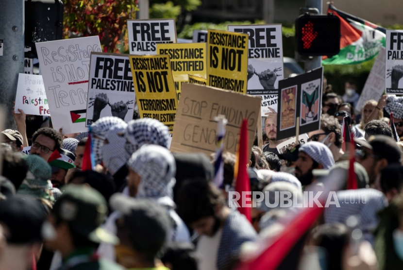 Ribuan orang berdemonstrasi mendukung rakyat Palestina di depan Konsulat Jenderal Israel di Los Angeles, California, AS, Ahad (15/10/2023).