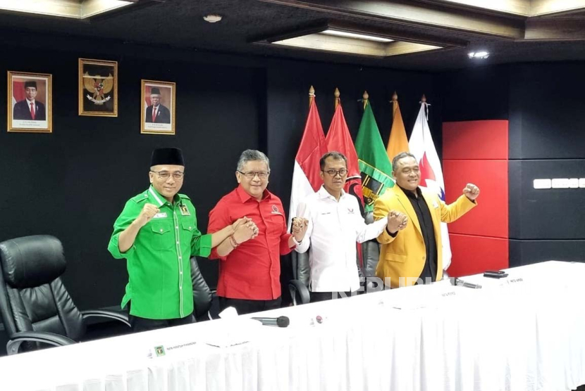 Sekretaris Jenderal Partai Demokrasi Indonesia Perjuangan (PDIP), Hasto Kristiyanto bersama elite PPP, Partai Hanura, dan Partai Perindo sebelum rapat Tim Pemenangan Nasional (TPN) Ganjar Pranowo, di Kantor TPN, Jakarta, Rabu (13/8/2023). 