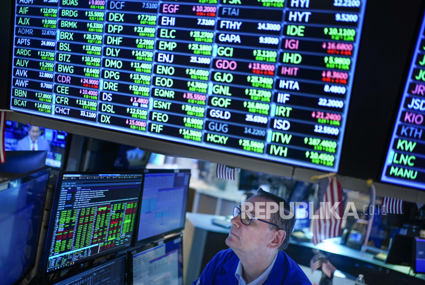  Pedagang bekerja di lantai di New York Stock Exchange di New York. Dana Moneter International (IMF) memperkirakan resesi Amerika Serikat (AS) kemungkinan akan berlangsung singkat jika hal tersebut benar-benar terjadi. Selain itu, pengangguran juga tidak akan naik tajam.