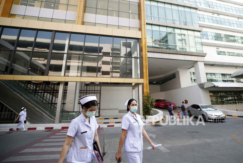 Perawat berjalan di depan Police General Hospital, Bangkok, Thailand, 13 Februari 2024. Bangkok menerapkan WFH selama dua hari, yakni 15-16 Februari 2024, menyusul eskalasi polusi debu.