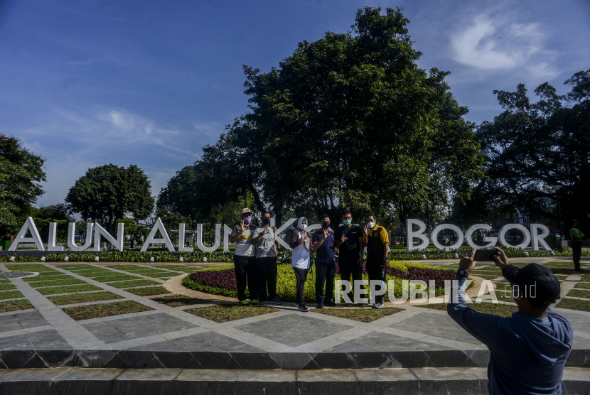 Sejumlah warga berfoto saat peresmian Alun-alun Kota Bogor, Jawa Barat, Jumat (17/12). Kota Bogor masuk menjadi salah satu dari lima kota di Indonesia yang paling peduli terhadap perubahan iklim.