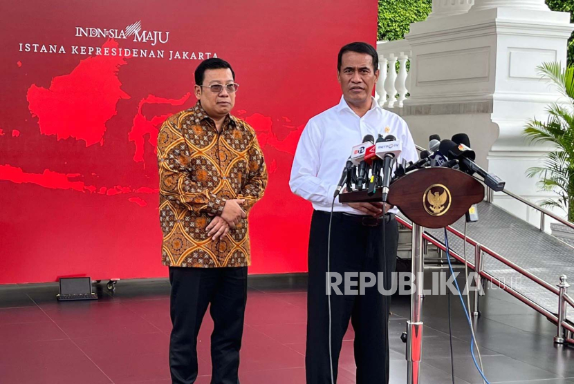Mentan Amran Sulaiman dan Kepala Bapanas Arief Prasetyo Adi saat memberikan keterangan pers di Kompleks Istana Kepresidenan Jakarta, usai mengikuti rapat terbatas bersama Presiden Jokowi, Selasa (19/3/2024).