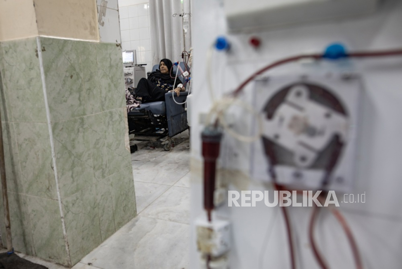 Pasien ginjal menunggu perawatan di Rumah Sakit Al-Najjar di kamp Rafah, Gaza, Senin (19/2/2024). 