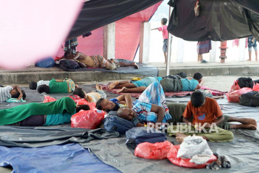 Pengungsi Rohingya beristirahat di tempat penampungan sementara di Sabang, provinsi Aceh, Indonesia, 19 Desember 2023.