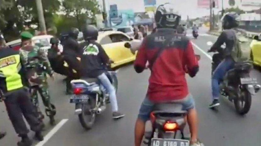  Viral Video Mobil Plat B Tabrak Polisi di Pos Penyekatan Mudik