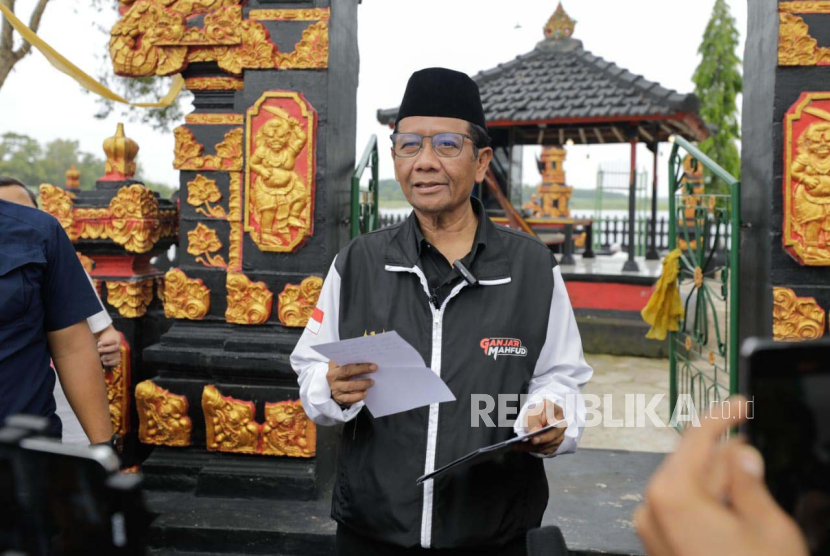 Mahfud MD resmi mengundurkan diri dari posisinya sebagai Menteri Koordinator Politik, Hukum, dan Keamanan (Menkopolhukam), di Pura Ulun Danu yang terletak di Desa Swastika Buana, Kecamatan Seputih Banyak, Lampung Tengah, Rabu (31/1/2024). 