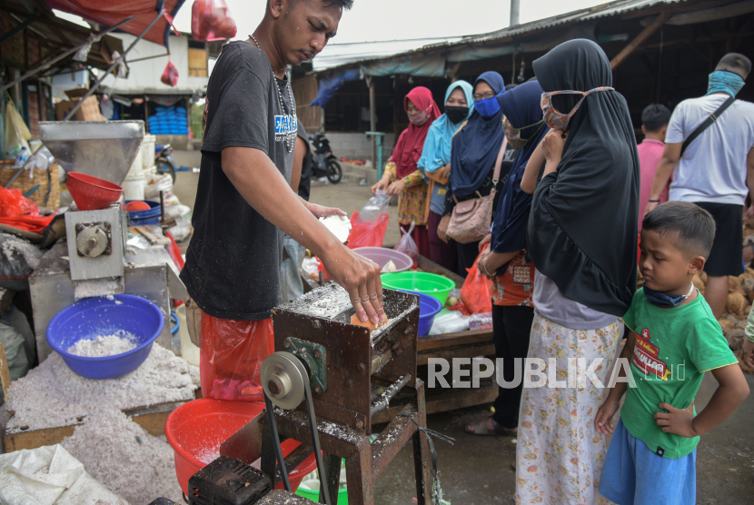 Ibu-ibu antre untuk memarut kelapa di pasar Baru kota Bekasi, Jawa Barat