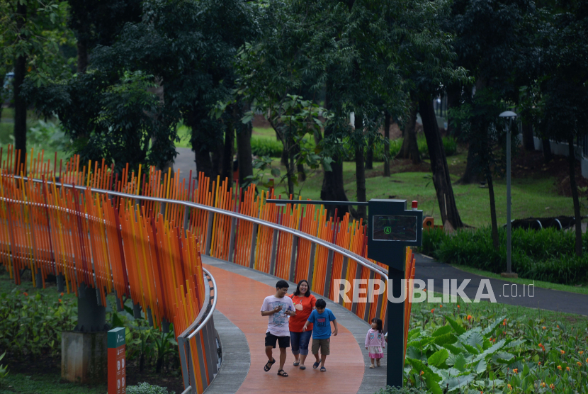 Warga saat mengunjungi Tebet Eco Park di Kecamatan Tebet, Jakarta Selatan, Rabu (1/2/2023). 