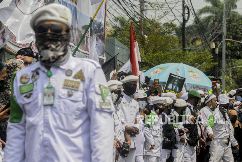 Sejumlah laskar FPI di kawasan Petamburan, Jakarta. Bareskrim Polri pada Kamis (4/3) resmi menghentikan kasus enam laskar FPI terkait bentrok dengan aparat polisi di KM 50 Tol Jakarta-Cikampek. (ilustrasi)