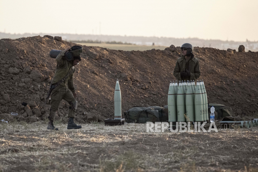 Peluru artileri senjata tentara Israel di samping unit artileri, di perbatasan Gaza Israel, Rabu, 19 Mei 2021.