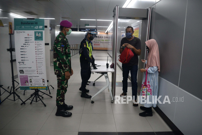Personil TNI berjaga di Stasiun MRT Bundaraan HI, Jakarta, Selasa (26/5). Kedepannya aparat gabungan TNI dan Polri akan dikerahkan ke berbagai lokasi keramaian untuk mengawasi aktivitas masyarakat dalam penerapan new normal di tengah pandemi covid-19