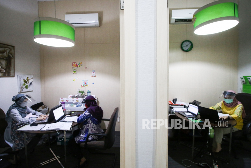 Petugas pelayanan berkomunikasi dengan Peserta BPJamsostek secara daring di Kantor Cabang BPJamsostek Salemba, Jakarta, Kamis (25/6/2020). Untuk memutus penyebaran COVID-19 BPJamsostek telah menerapkan pelayanan secara daring tanpa pertemuan fisik. 