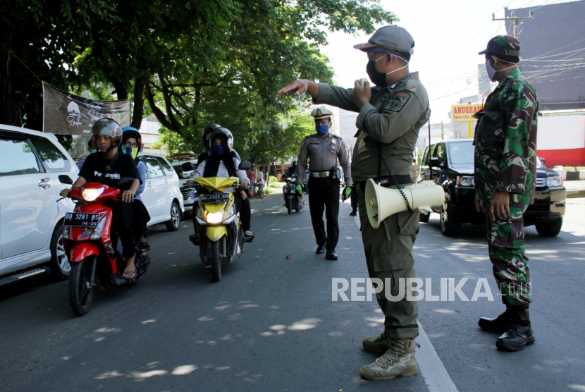 Polisi Tindak Pengendara tidak Memakai Masker di Makassar (ilustrasi)