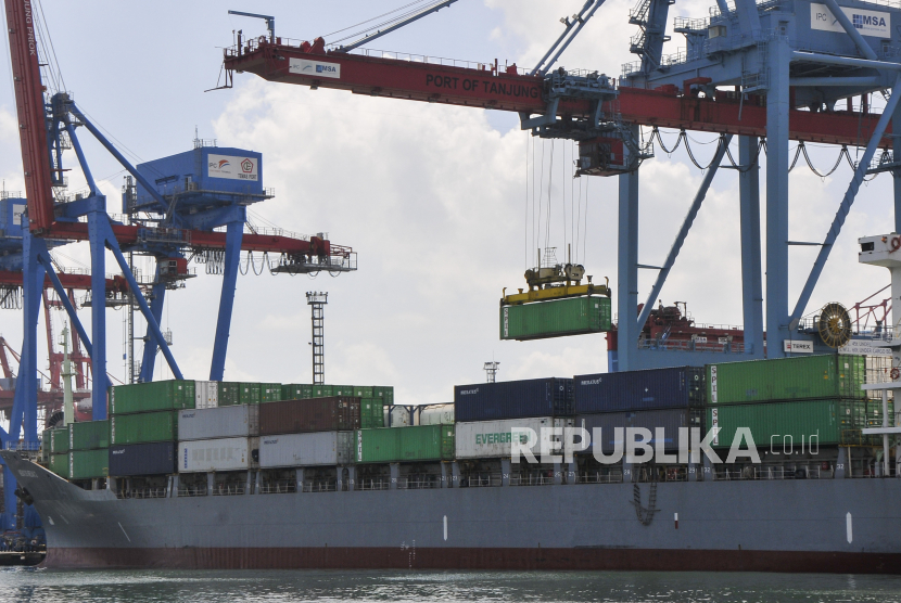 Alat berat beroperasi saat bongkar muat kontainer di Pelabuhan Tanjung Priok, Jakarta Utara, Senin (12/7/2021). Pemulihan ekonomi Indonesia terus berlanjut seiring dengan tren penguatan ekspor.