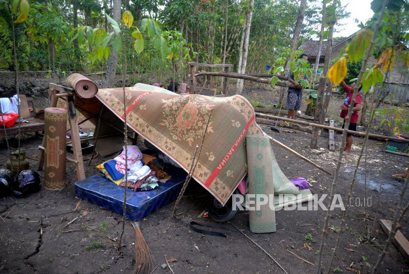 Tenda darurat milik warga yang terdampak gempa di Desa Pacarejo, Semanu, Gunungkidul, Yogyakarta, Sabtu (1/7/2023). 